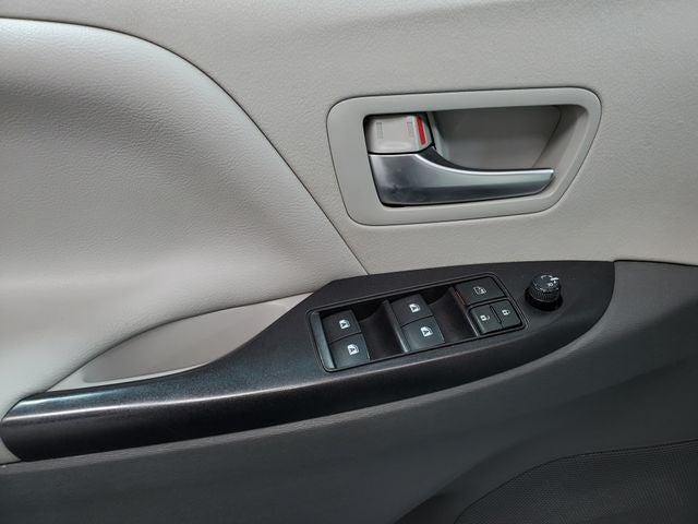 2020 Toyota Sienna LE 7 Passenger