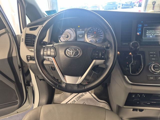 2017 Toyota Sienna XLE Premium 8 Passenger