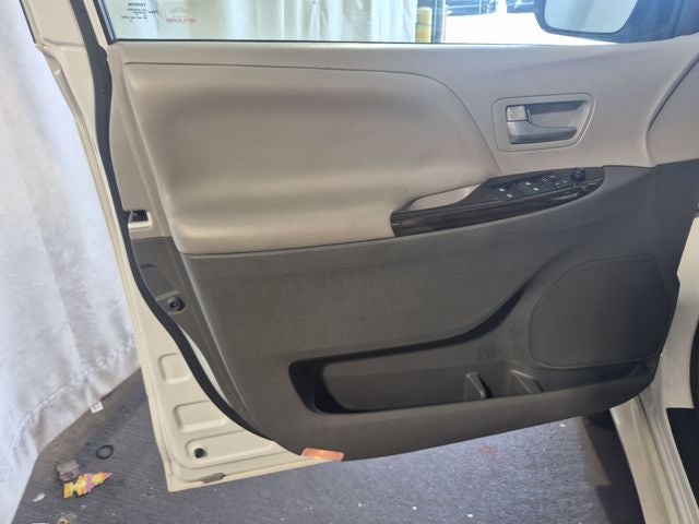 2017 Toyota Sienna XLE Premium 8 Passenger